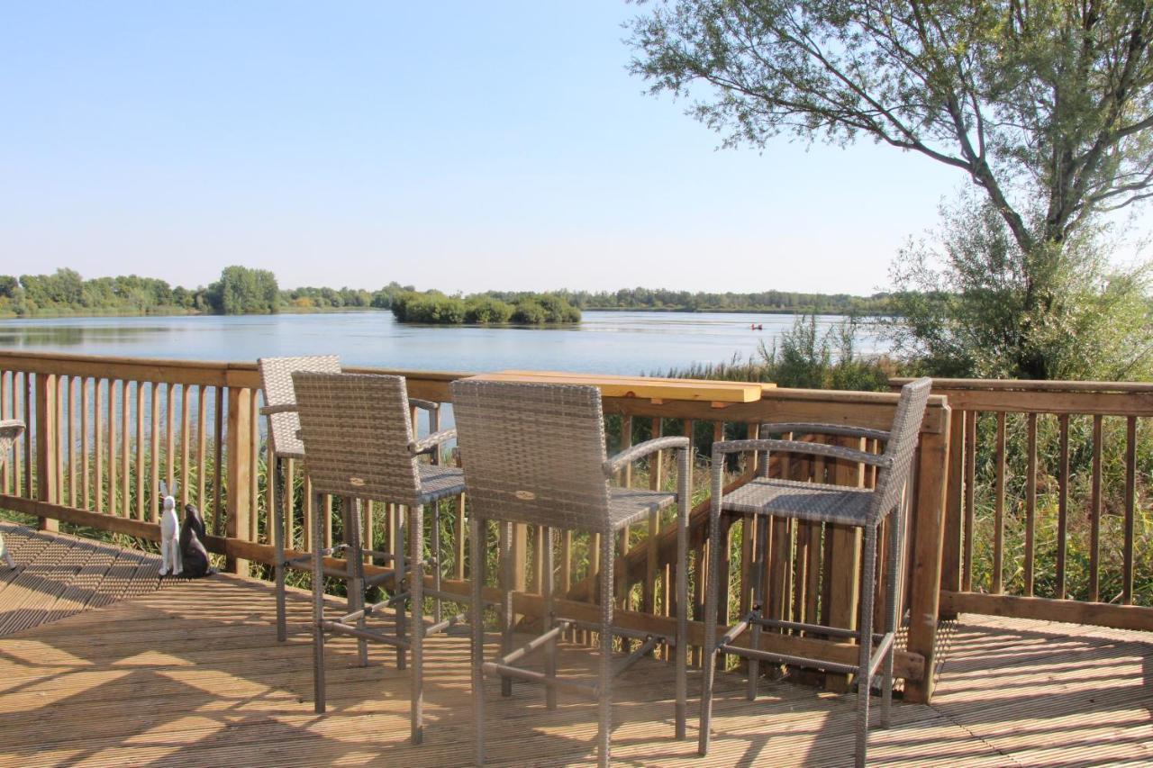 Coot Cottage - Holiday House With Fantastic Lake Views Somerford Keynes 외부 사진