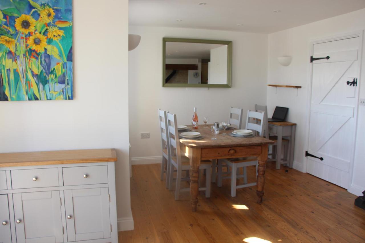 Coot Cottage - Holiday House With Fantastic Lake Views Somerford Keynes 외부 사진