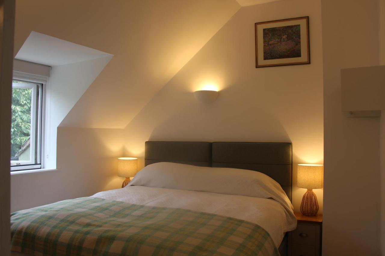 Coot Cottage - Holiday House With Fantastic Lake Views Somerford Keynes 외부 사진