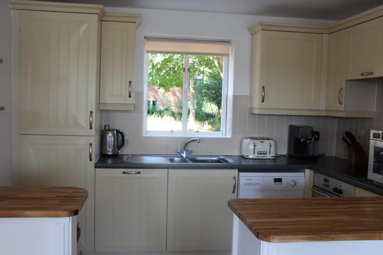 Coot Cottage - Holiday House With Fantastic Lake Views Somerford Keynes 외부 사진