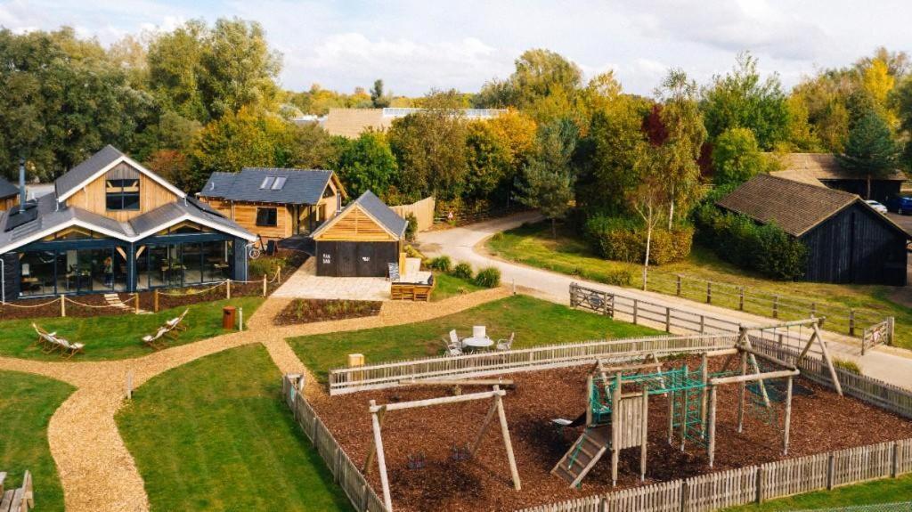 Coot Cottage - Holiday House With Fantastic Lake Views Somerford Keynes 외부 사진
