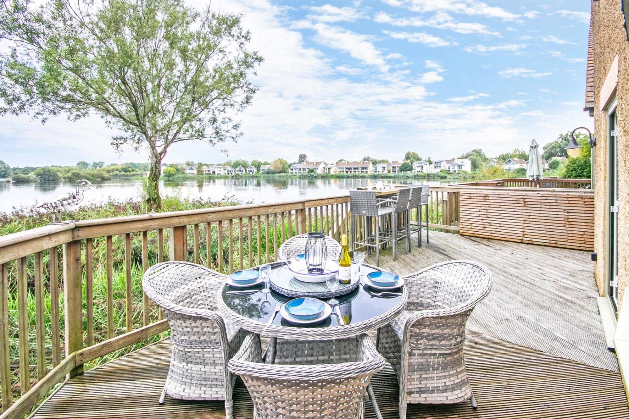 Coot Cottage - Holiday House With Fantastic Lake Views Somerford Keynes 외부 사진