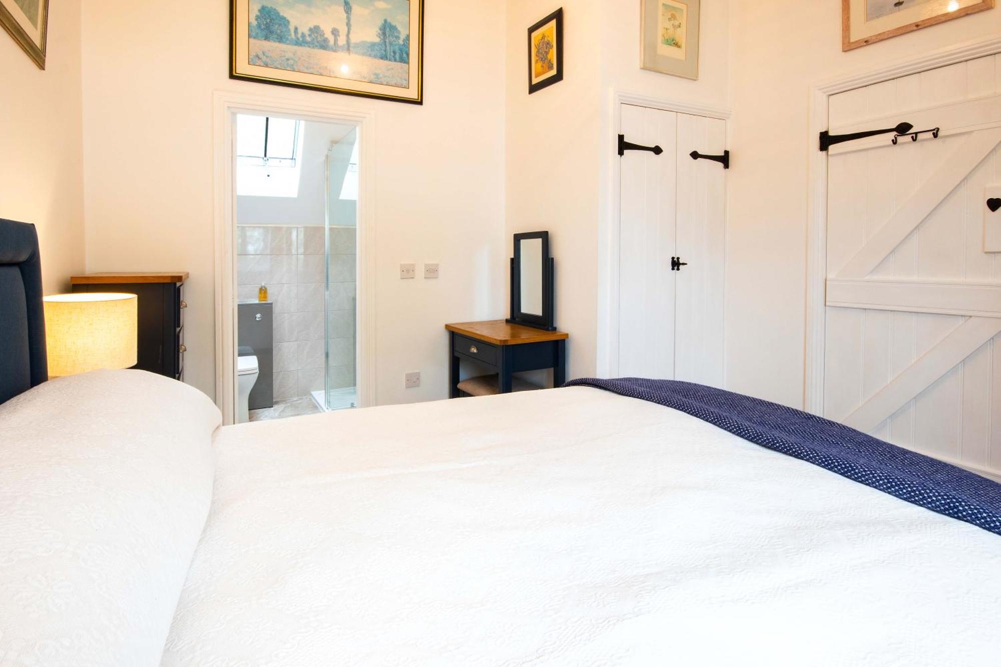 Coot Cottage - Holiday House With Fantastic Lake Views Somerford Keynes 외부 사진