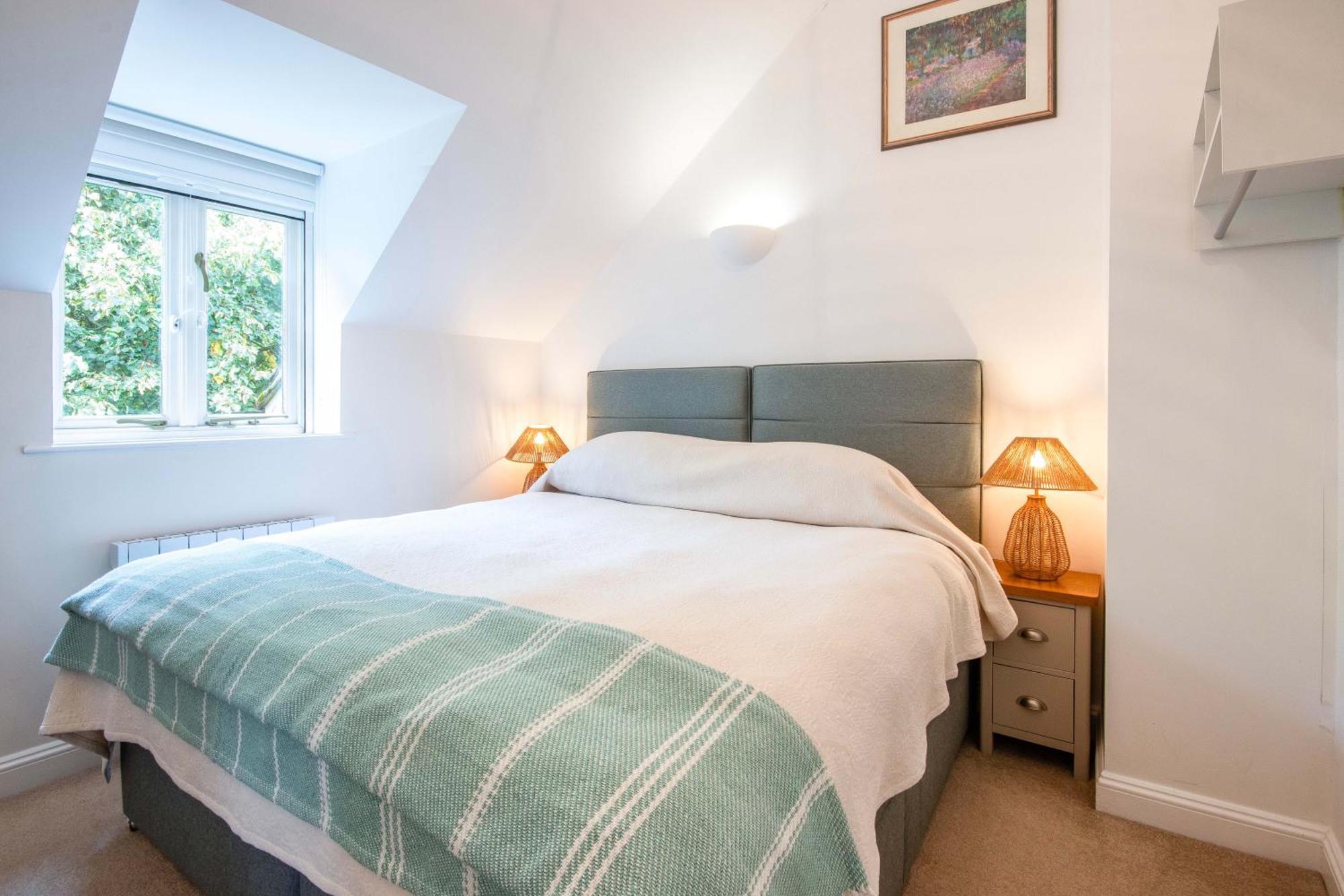 Coot Cottage - Holiday House With Fantastic Lake Views Somerford Keynes 외부 사진