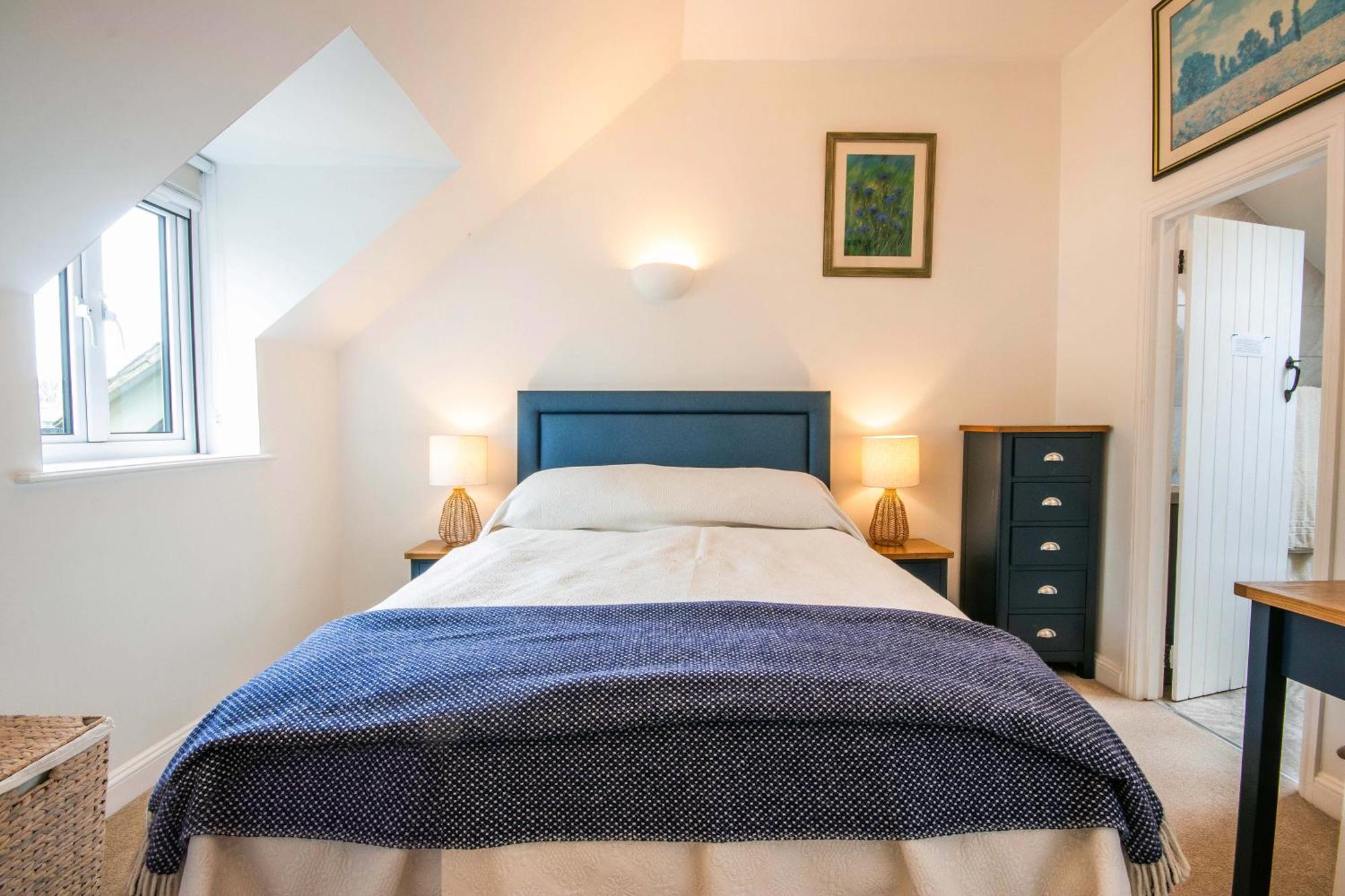 Coot Cottage - Holiday House With Fantastic Lake Views Somerford Keynes 외부 사진
